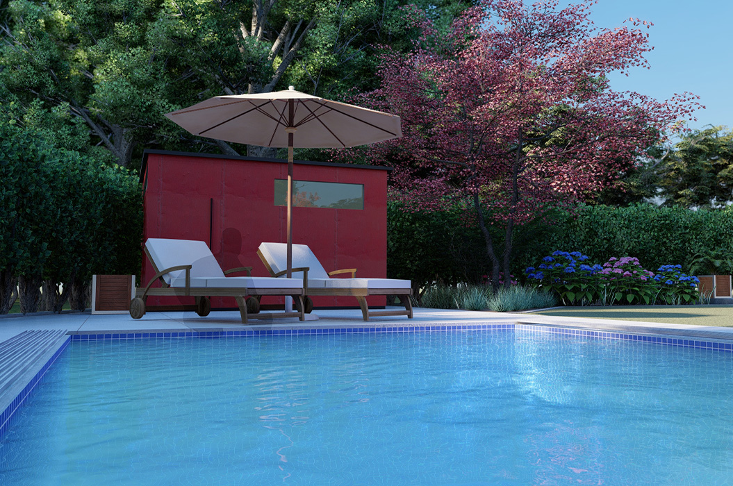 Roter Poolbereich mit Liegen unter Schirm und blauem Wasser, ruhig