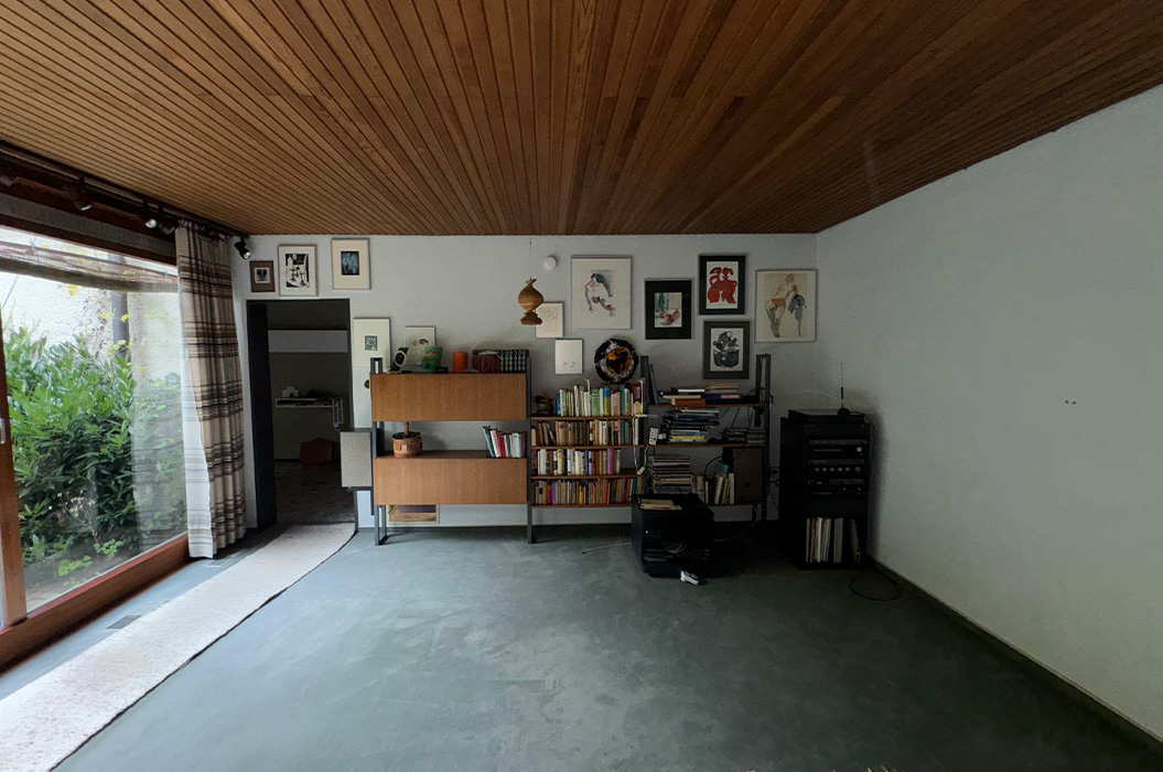 Leeres Zimmer mit Holzdecke grauem Boden Bildern und Regalwand