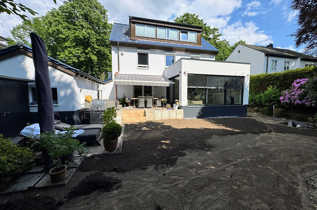 Modernes weisses Haus, sonnig, grosse Fenster und Terrasse im Garten