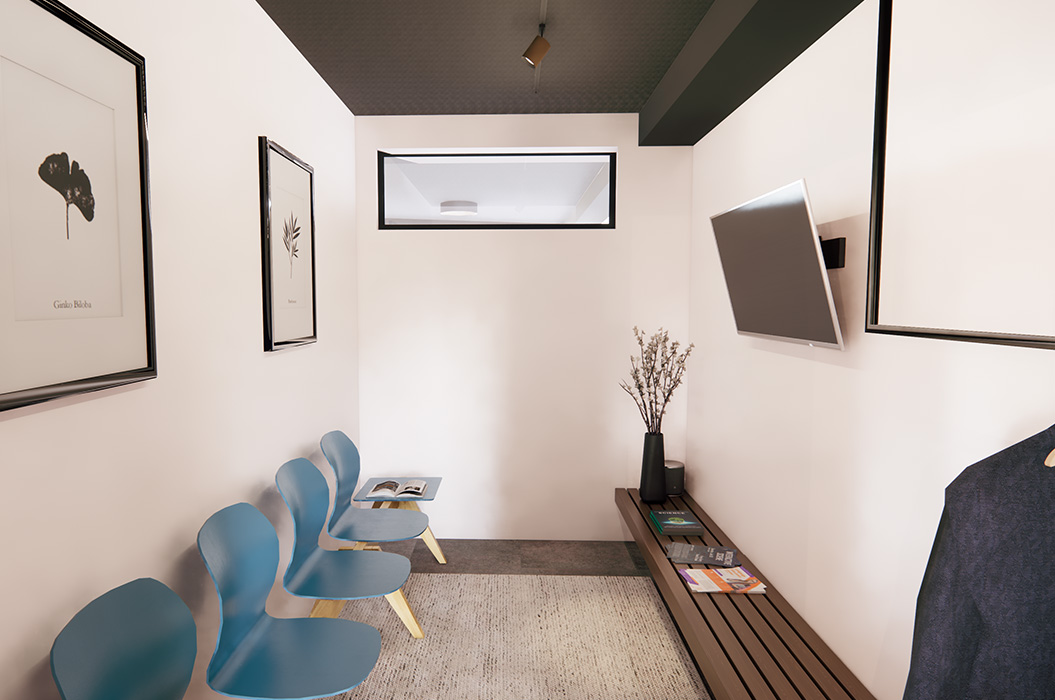 Leerer Warteraum mit blauen Stuehlen und Magazinbank und Vase