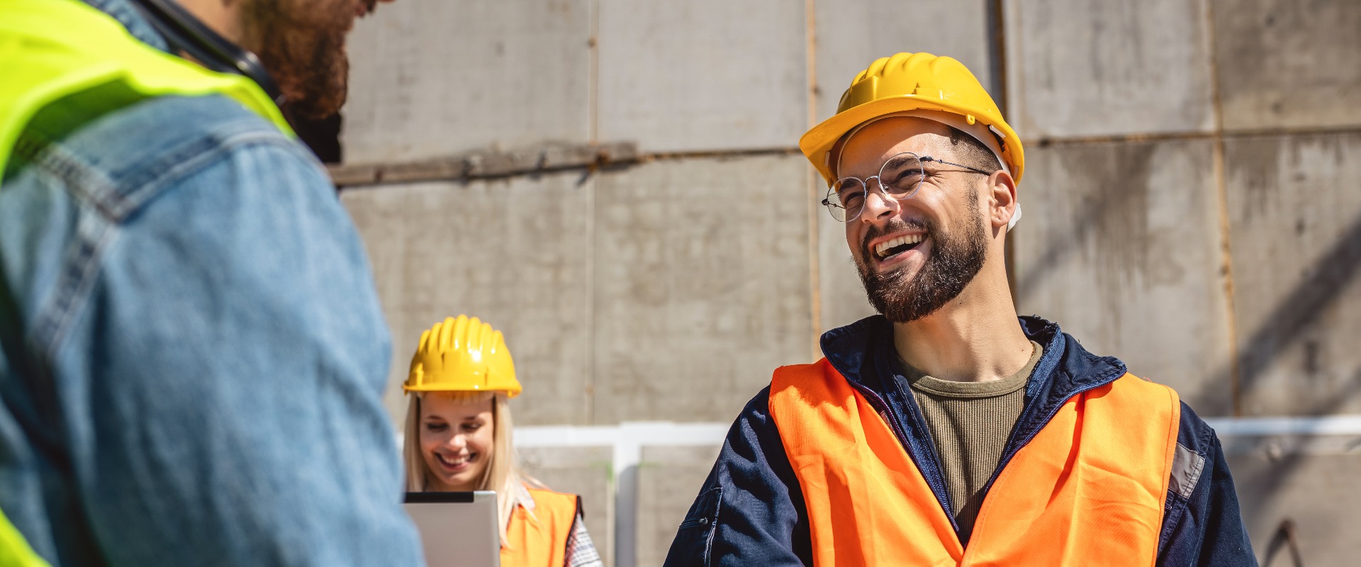Bauunternehmer. Bauarbeiterteam, das sich nach der Unterzeichnung des Bauvertrags auf der Baustelle die Hände schüttelt, Bauunternehmer, Ingenieurwesen, Partnerschaft, Baukonzept