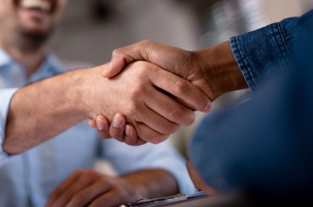 Geschäftsleute, die sich die Hand geben