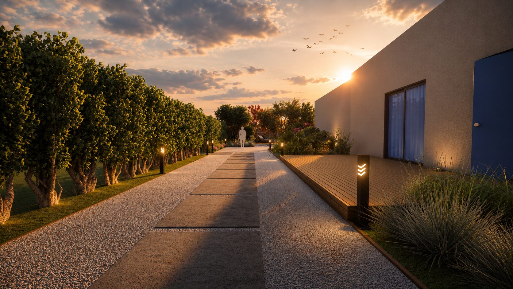Person auf beleuchtetem Gartenweg neben Baumreihe im goldenen Sonnenuntergang